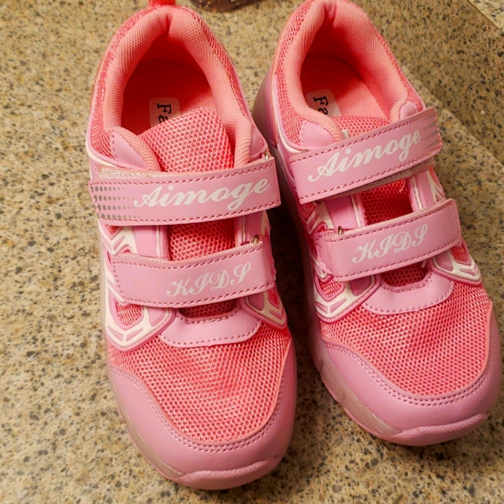 I am selling Aimoge Fashion rolling shoes